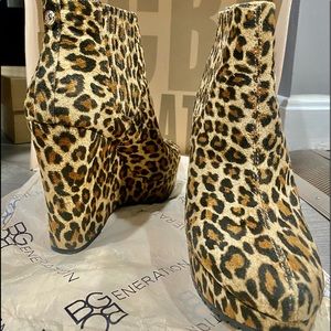 Bcbg Bcbgeneration Size 7.5 M Vance Leopard Print Wedge Boots New Women's Shoe..